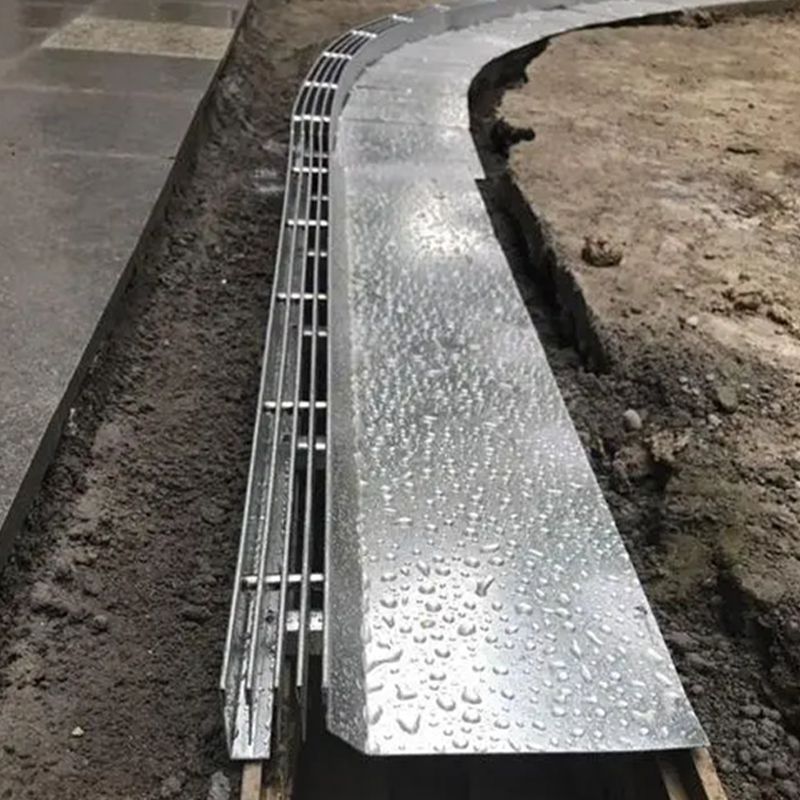 Kakav je linearni odvodni kanal uske širine u usporedbi s linearnim odvodnim kanalom široke širine za pješačke zone?